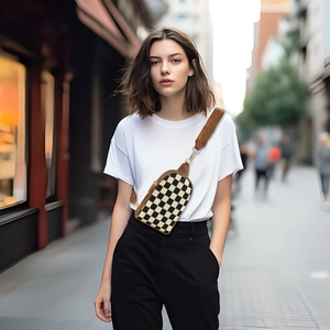 Détail du sac de poitrine à damier noir et blanc avec sangle marron et boucles dorées