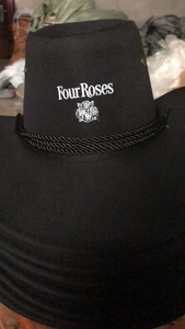 Dettaglio del cappello da cowboy nero con ricamo Four Roses e fascia in corda intrecciata