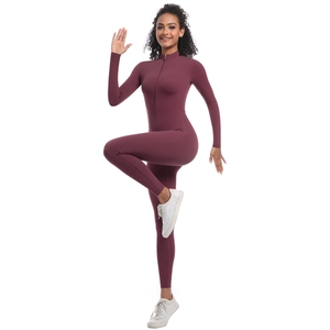 Gros plan d'une combinaison de yoga bordeaux à manches longues avec demi-zip sur le devant