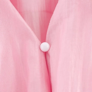 Chemise en mousseline rose à col en V avec texture verticale et bouton blanc femme