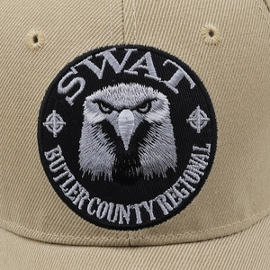 Détail de la casquette tactique kaki avec broderie tête d'aigle et écusson SWAT de qualité