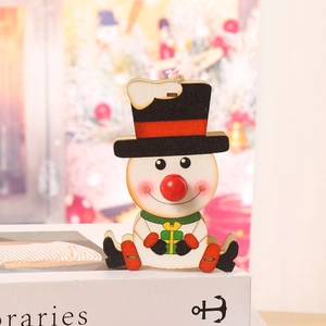 Dettaglio macro di pupazzo di neve in legno 3D con cappello a cilindro e naso rosso