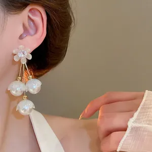 Boucles d'oreilles en argent avec zircon fleur et pompon perle style muguet chic