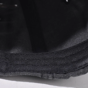 Makroaufnahme von dichtem Strickstoff und verstärkten horizontalen Nähten der Baseballkappe