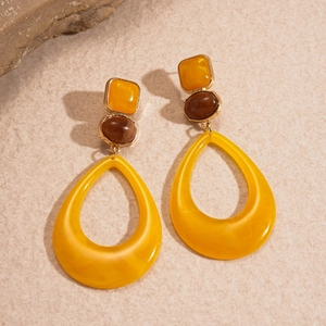 Retro resin geometric teardrop earrings in amber yellow and brown with gold metal accents