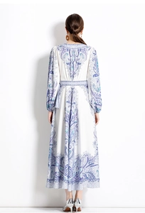 Vue de dos d'une robe maxi à manches longues avec imprimé cachemire élégant