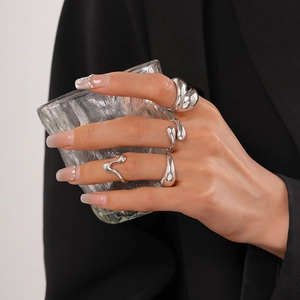 Polierte silberne Ringe im flüssigen Metall-Stil mit unregelmäßigen Geometrien