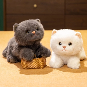 Peluche de gato de pelo corto británico realista acostado en gris y blanco