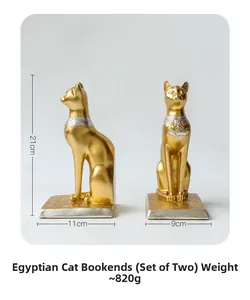 Dettaglio dei reggilibri a gatto Bastet dorato con collari d'argento e basi geroglifiche