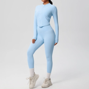 Détail d'un haut de yoga zippé bleu clair et d'un legging taille haute au tissu lisse