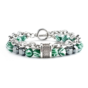 Detail eines zweireihigen Herrenarmbands mit Silberkette, grünen Perlen und Knebelverschluss
