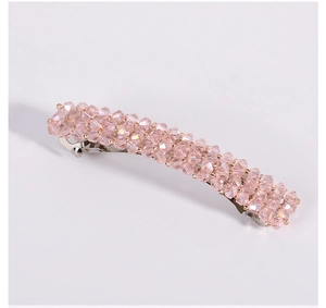 Détail d'une barrette à cheveux en perles de cristal rose et base en métal argenté