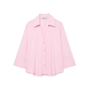 Chemisier décontracté rose pour femme avec col en V, revers et coupe ample sur fond blanc