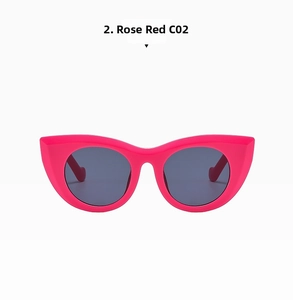 Frontansicht der Cat-Eye-Sonnenbrille mit kräftigem rosarotem Rahmen und dunklen Gläsern