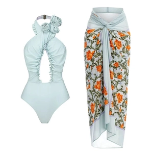 Détail d'un maillot de bain bleu clair avec fleurs 3D et paréo assorti à fleurs