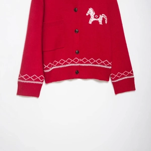Cardigan en tricot rouge avec broderie cheval blanc et motifs géométriques aux bords
