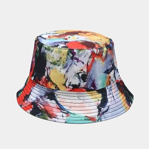 Détail du chapeau bob à graffiti coloré avec coutures renforcées sur le rebord