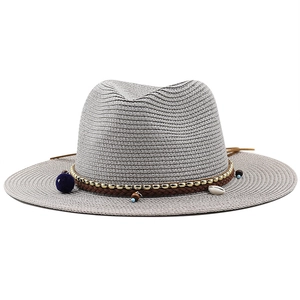 Chapeau de paille gris style bohème avec pompons et coquillages pour look de vacances