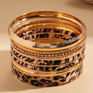 Set di 10 bracciali dorati impilabili con pelle leopardata e dettagli in strass