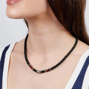 Herren Halskette mit 6mm Tigerauge, Obsidianperlen und Stahlanhänger am Model getragen