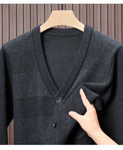 Detail der dunkelgrauen Strickweste mit V-Ausschnitt, Knöpfen und Rauten-Jacquard-Muster