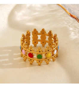 Dettaglio anello in acciaio placcato oro 18K con punti smaltati colorati su seta