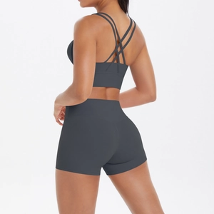 Détail de l'ensemble de yoga gris foncé avec soutien-gorge croisé et short taille haute