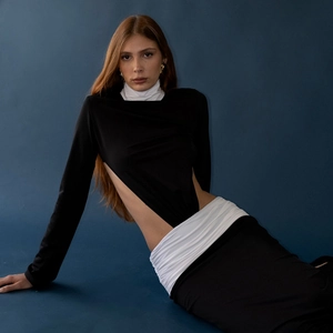 Detail of waist cutout and white pleated fabric splicing on black slim maxi dress