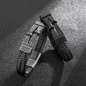 Détail de bracelet tressé en cuir pour homme avec fermoir magnétique argenté vintage