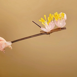Elegant Chinese style pearl flower hair pin with pink translucent petals and wood wand