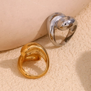 Détail de bagues serpent en or 18K et argent avec zircone sur socle en pierre