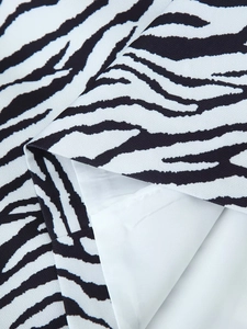 Gros plan sur la texture du tissu sergé à motif zèbre pour ensemble blazer et jupe