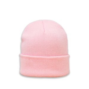 Détail de bonnet en maille côtelée rose clair montrant la texture douce et le bord épais