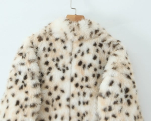 Détail de la veste en fausse fourrure tachetée montrant la texture épaisse et les motifs