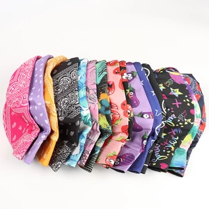 Flachbildansicht verschiedener bunter Paisley- und Fruchtmuster-Baumwoll-Wendehüte