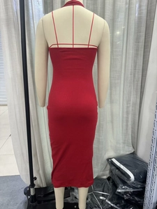 Dettaglio di abito midi in maglia rossa aderente con spalline incrociate sulla schiena
