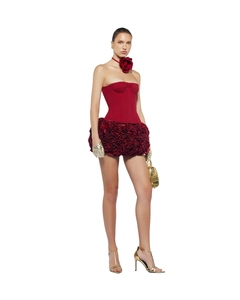 Détail du haut bustier rouge et jupe fleurie avec accessoires dorés de luxe