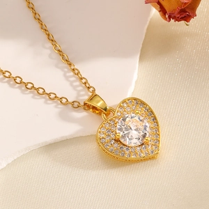 Collana a cuore in acciaio dorato con zirconi pavé su sfondo di seta calda