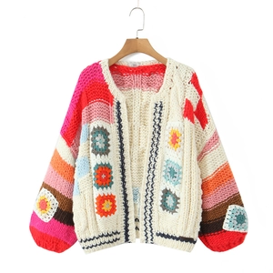 Cardigan au crochet fait main à carrés granny avec motifs floraux et manches longues