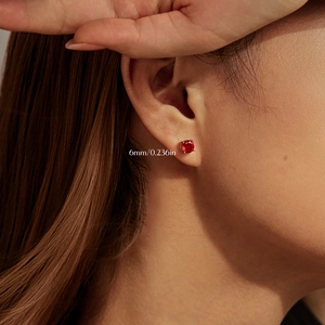 Eleganti orecchini a lobo con pietra rossa tonda da 6mm in argento 925 e montatura a quattro griffe