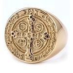 Makroaufnahme des goldenen Benedikt-Medaillen-Rings mit Kreuzgravur und PAX-Aufschrift