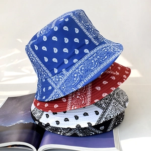 Retro-Fischerhüte mit Paisleymuster in Blau Rot Weiß und Schwarz auf weißem Grund