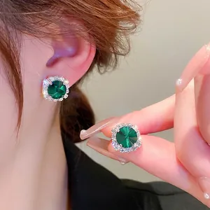 Elegante smaragdgrüne runde Ohrstecker mit schimmernder weißer Zirkonia-Umrandung