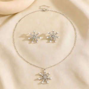 Detailansicht des silbernen Schneeflocken-Schmucksets mit weißen Perlen und Kristallen
