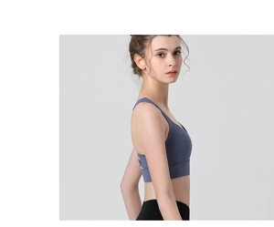 Détail des bretelles croisées et de la bande latérale d'un soutien-gorge de sport