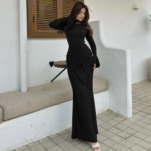 Robe longue noire élégante avec taille plissée et poignets évasés à manches longues
