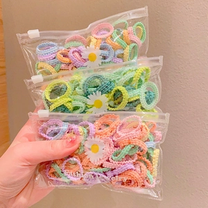 Élastiques à cheveux colorés pour filles dans des sacs transparents avec motif marguerite