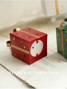 Vue détaillée de l'interrupteur et du boîtier de pile d'une boîte cadeau rouge à étoiles évidées