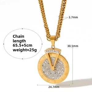 Détail de la chaîne gourmette dorée et du pendentif rotatif avec chiffres romains et zircons