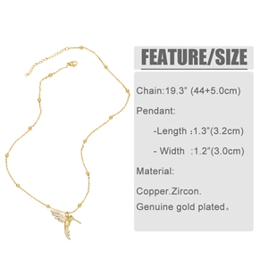 Détail du pendentif colibri avec des ailes en zircon blanc et placage en or